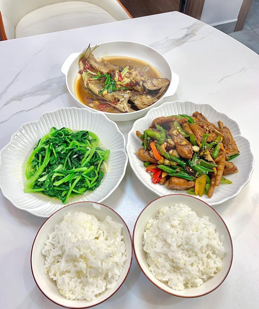 吃饭时老公突然说离婚，我愣了三秒就应了，还接着夹肉吃，他那表情跟见了鬼似的！其实