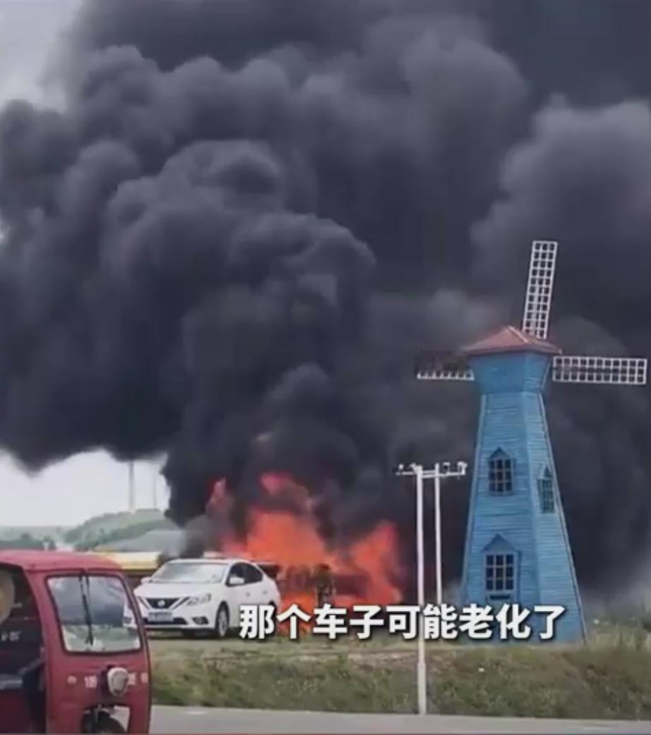 贵州龙里一辆大巴突发火灾
7 月 20 日，‌贵州龙里油画大草原旅游区停车场‌内