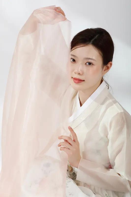 中国女人和韩国女人各有千秋，但要说中国女人的优秀之处可不少。
从文化底蕴上看，中