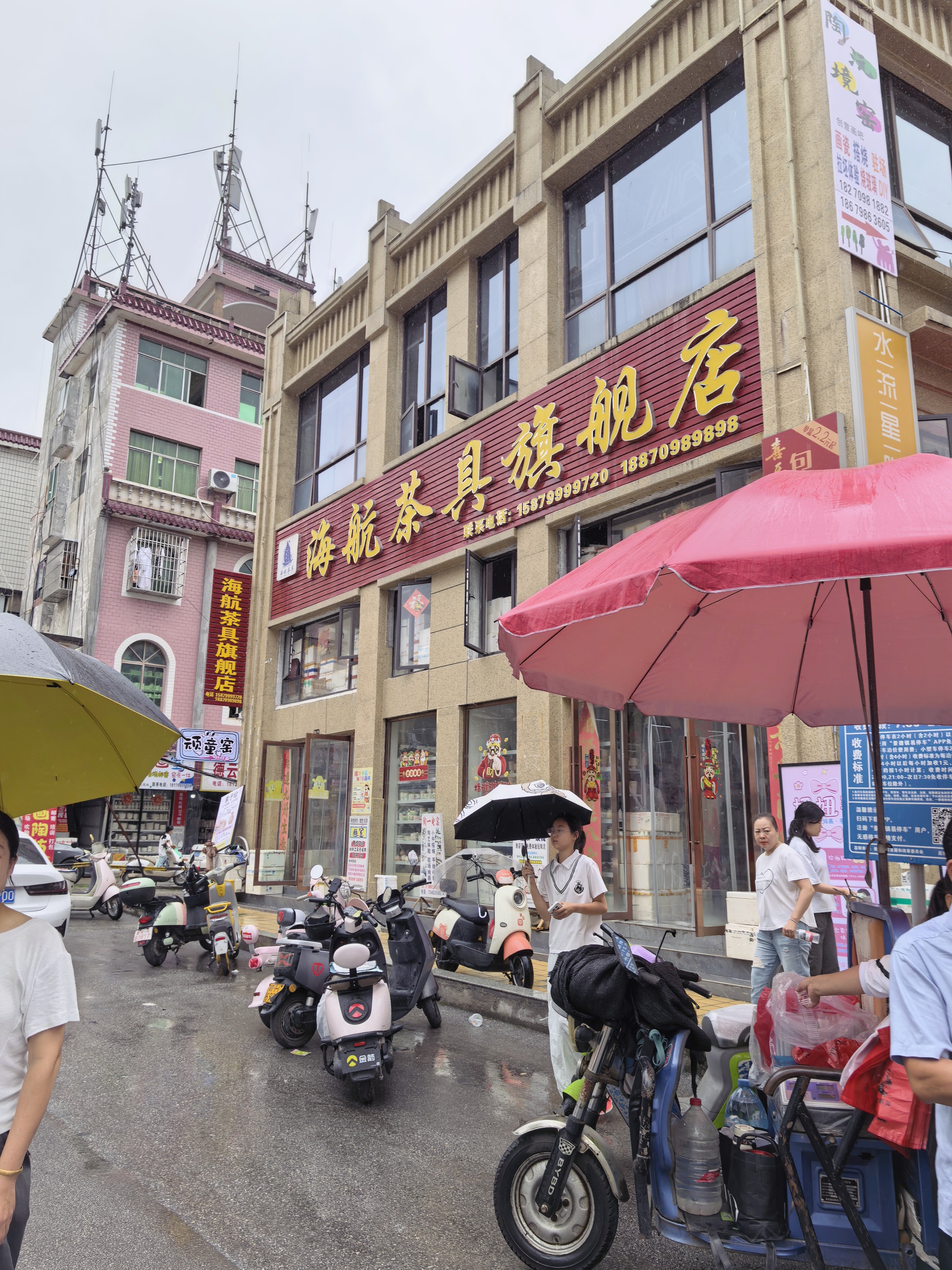 第一二家质量很好，款式非常全，大店第三家杯子很多是画室推荐的去买的话自己对比一下