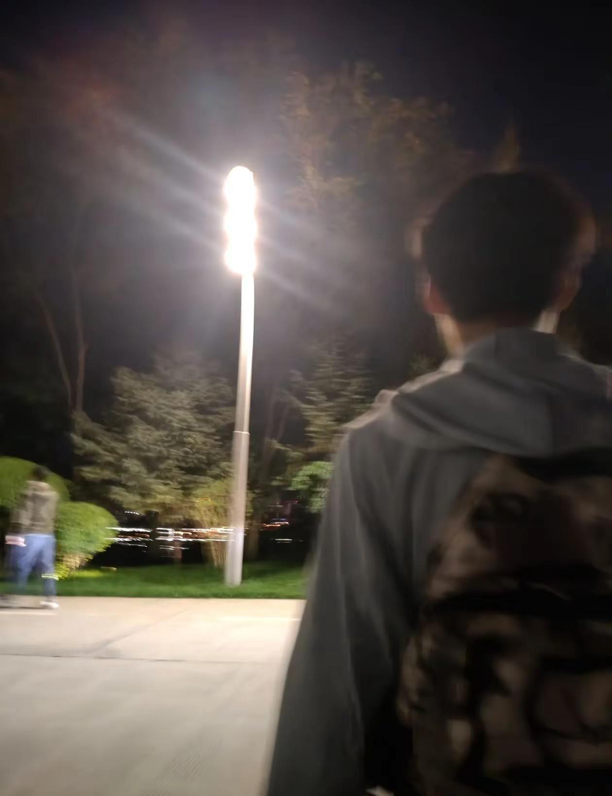 我讲话其实很笨。没什么情商，也不会哄女生。不会说那种很好听的话，不会制造气氛，也
