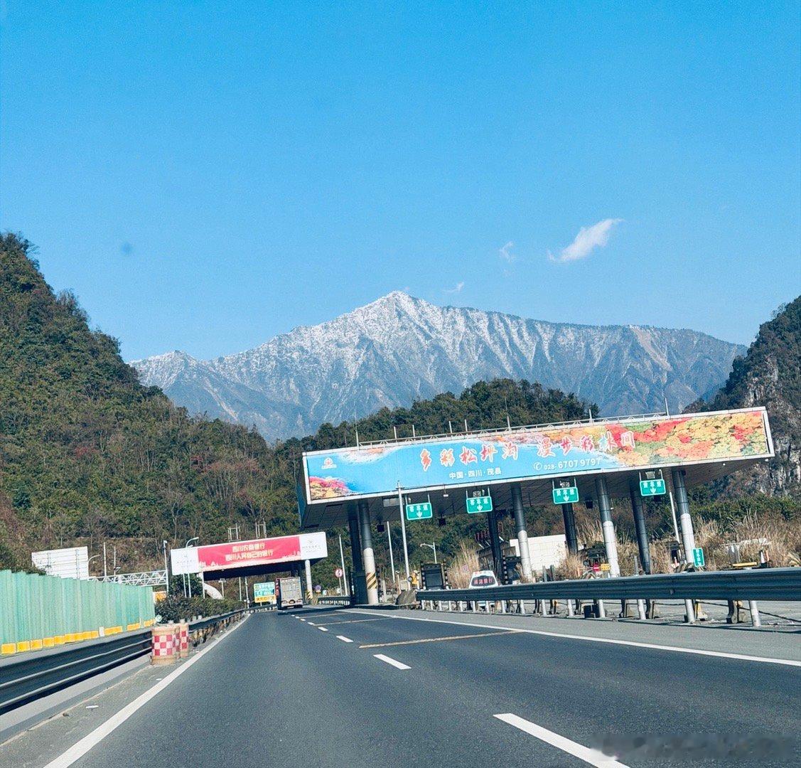向大雪山挺进！第一次滑单板米帅的车生活 阿坝·汶川羌人谷滑雪场