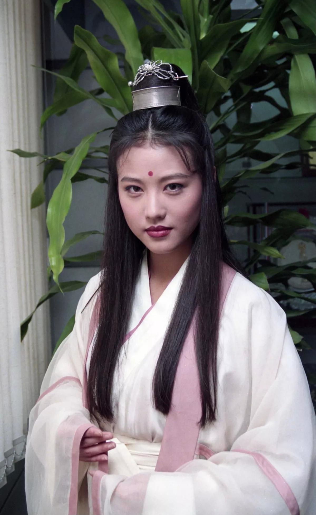 有“最美周芷若”之称的香港女星周海媚，今晚她家人在微博证实她已经于11日晚间离世