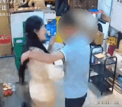 10分钟内3次骚扰女老板！近日，在四川成都一家火锅店内，一名醉酒男子10分钟内3