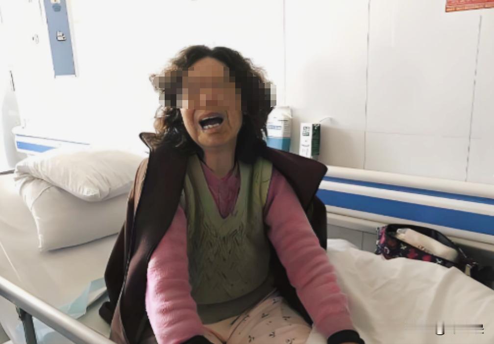 “白嫖成功了！”甘肃酒泉，一大爷和邻居大妈发生冲突，拉扯间，大妈撕毁大爷上衣，大