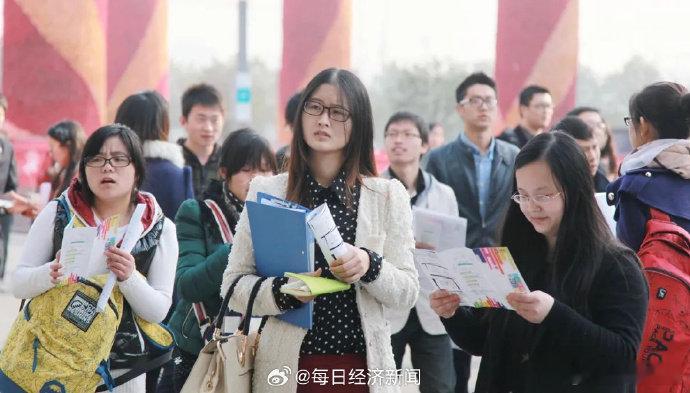 家长通宵排队报名职校 【职业教育为何从无奈选择变成香饽饽】 “我差不多在学校门口