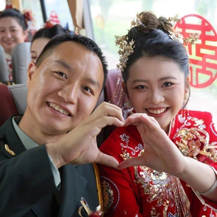 #军恋[超话]# 近日南部战区陆军某边防旅隆重举行“爱在金秋，情定南疆”集体婚礼