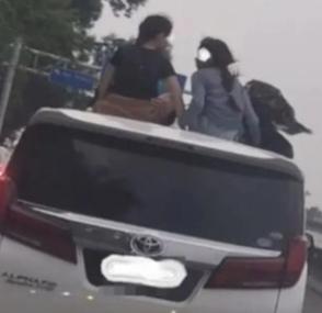 马来西亚高速惊险一幕：两名女孩径直坐在行驶中的商务车车顶，在南北大道高速公路上兜