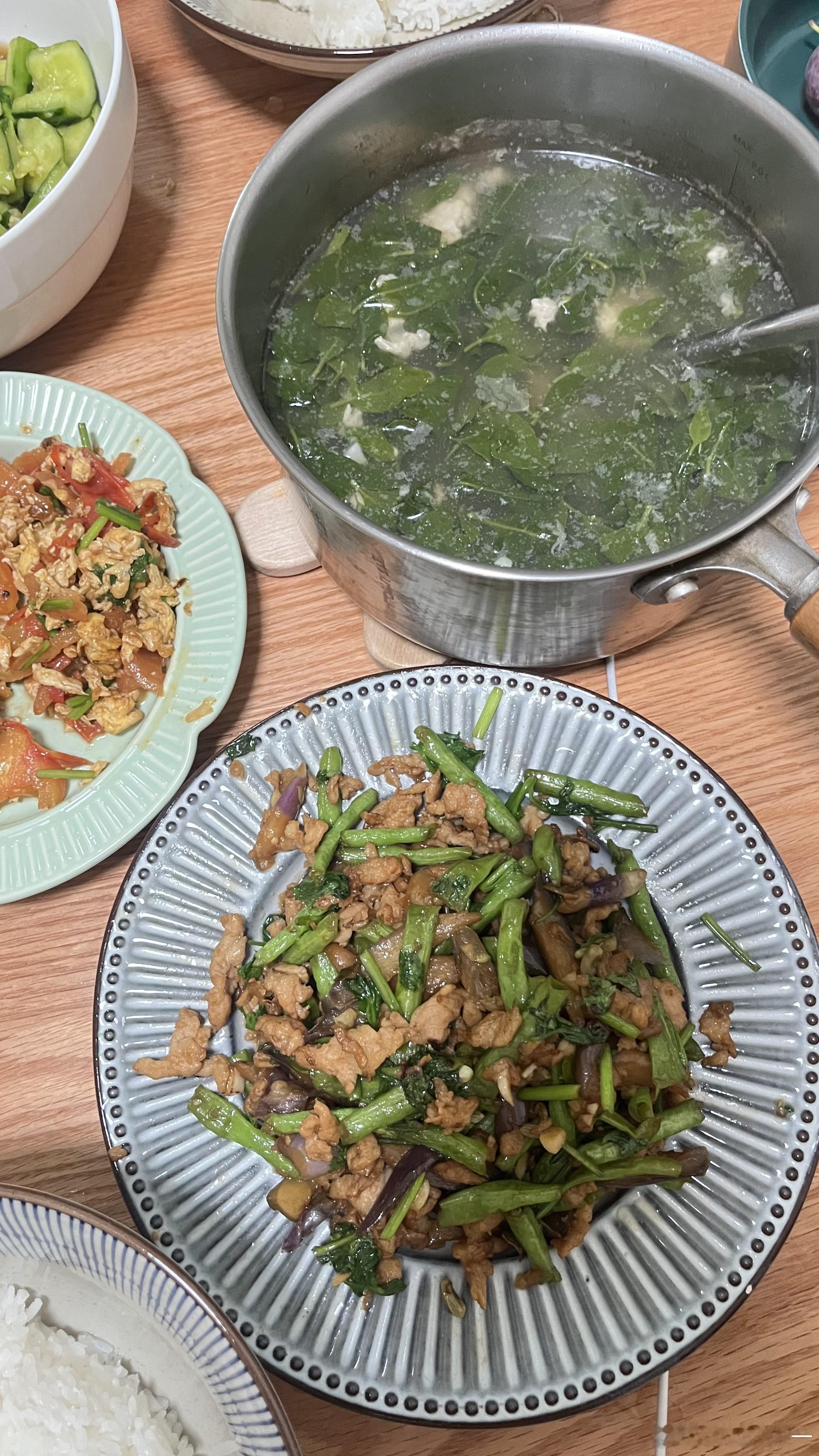 昨天早上我吃的葱油拌面，娃吃的清汤面。中午我吃葱油饼，娃吃泡面，康百万吃剩饭。晚