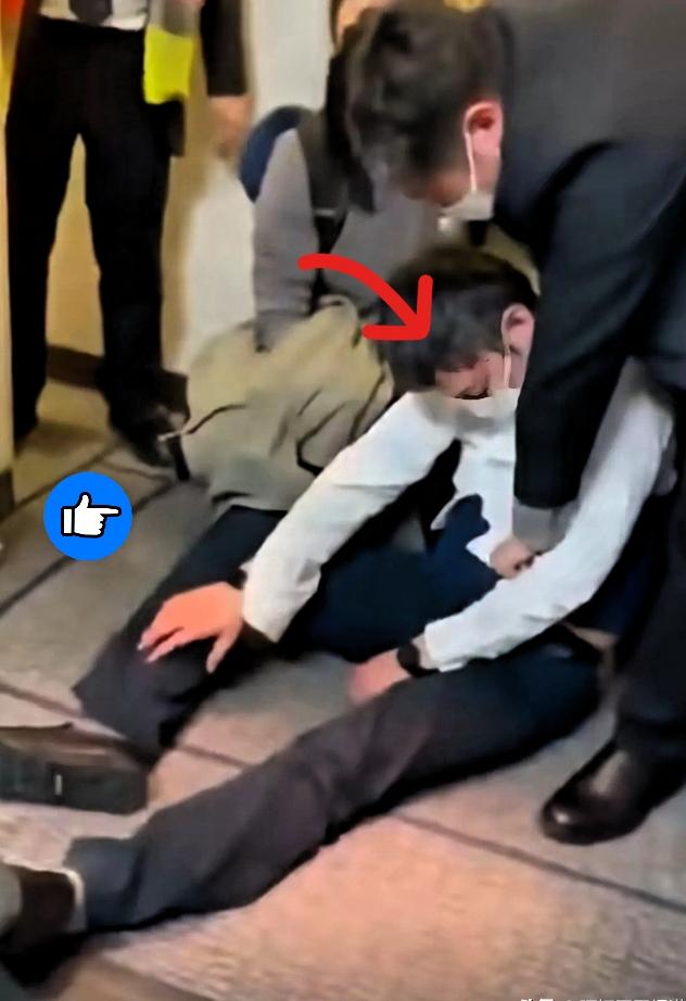 堂堂国企大佬！
在德国机场因为贪杯免费酒水，连飞机都上不去。

离谱！境外机场公