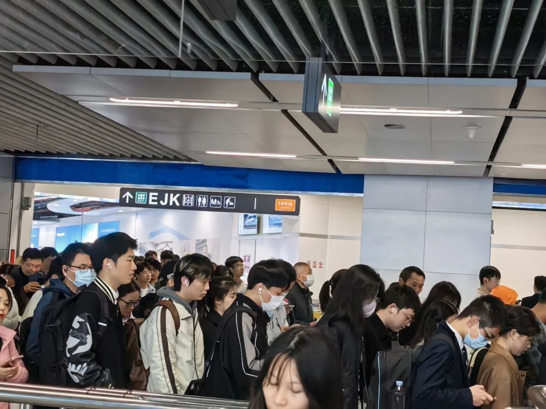 深圳地铁 2025-03-31（周一，阴有小雨，10-14度），19...
