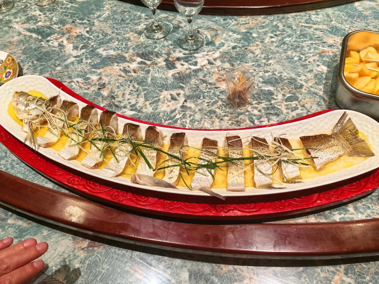 鸡汁太湖白鱼：
食材：新鲜的太湖白鱼1条，鸡汁、姜、葱、料酒、盐、鸡精、熟猪油等