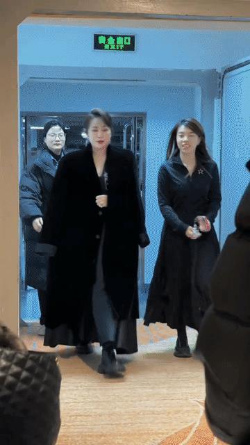 Get到了李冰冰在内娱的地位！马丽披着黑色大袍子在助理的陪同下气势十足的大步走着