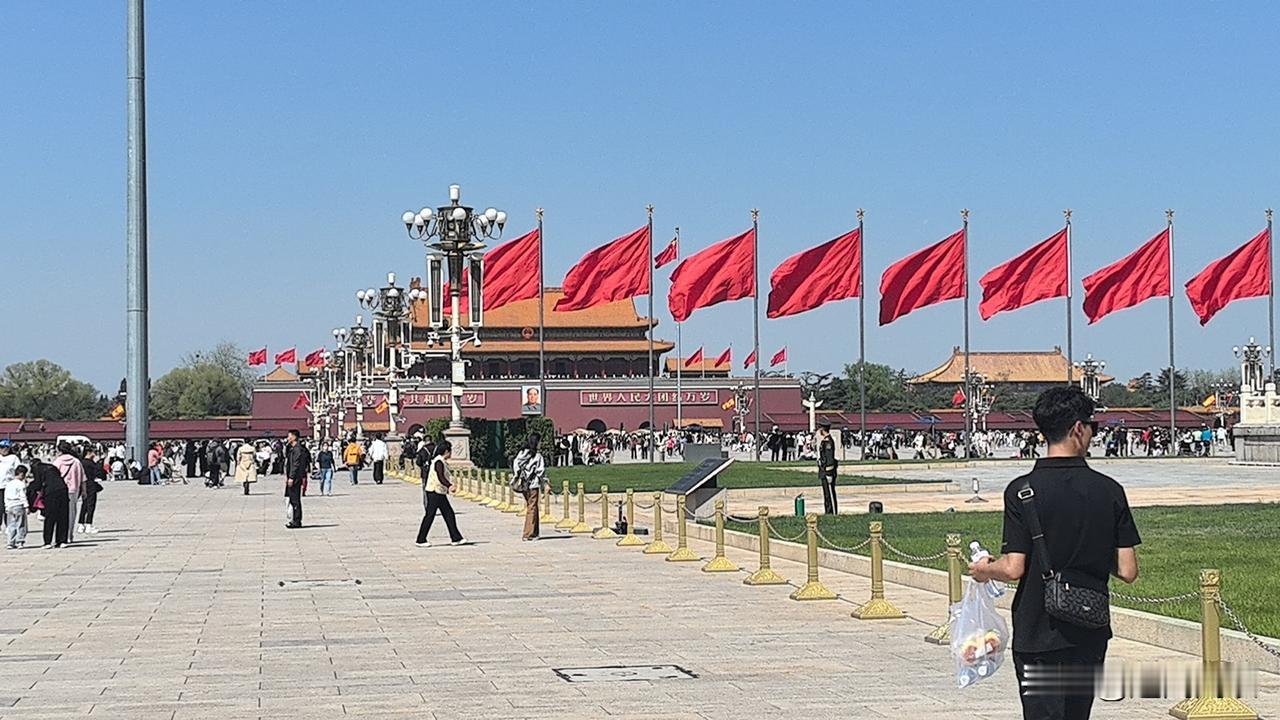 中国成了全球经济动荡里的“避风港”，各国政要都扎堆来中国访问，这场面可太热闹啦！