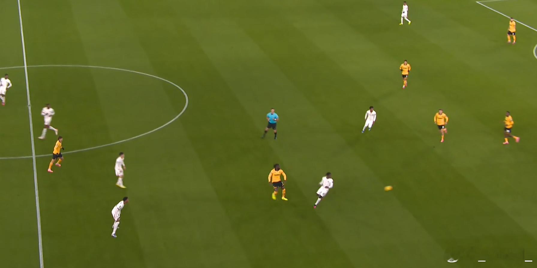 狼还是通过换人把逻辑理顺了，下半场阿格巴杜直接当中卫，改成五后卫，黄喜灿往里拉，