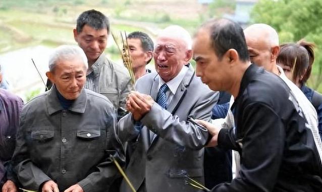 台湾老兵回江苏老家探亲，喝多后突然嚎啕大哭：“其实，我是共产党员。”女儿和众多亲