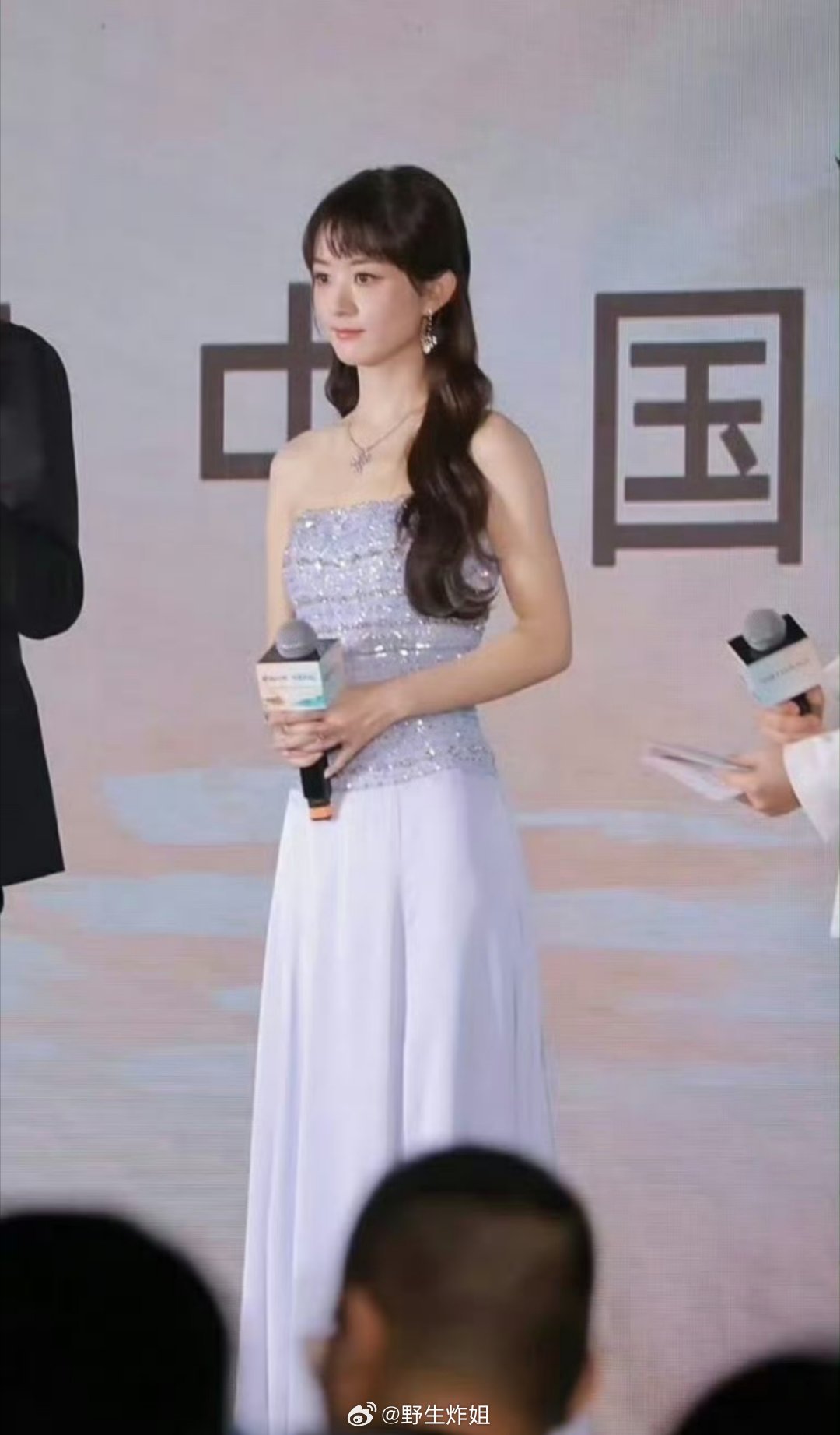 两大85花赵丽颖VS唐嫣近期的活动生图来了，都是同一时期的爆爆花，客观评价一下，