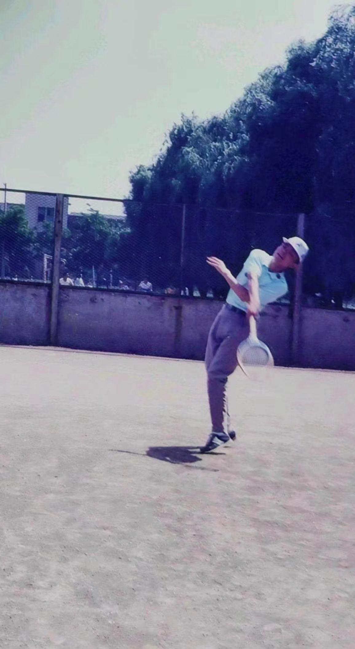 🎾这发力绝了！阳光下的网球少年帅炸✨ 东工网球场yyds！