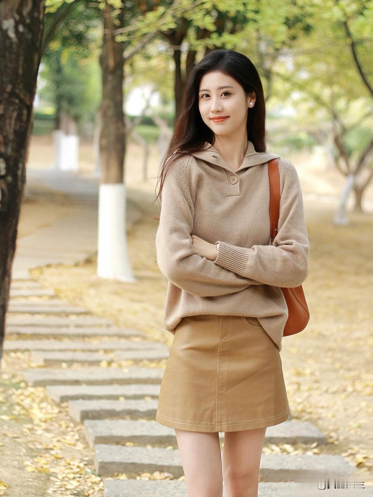 秋日暖阳下，温柔少女漫步林间小道