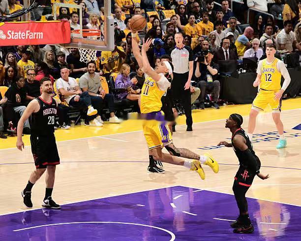 海斯在常规赛阶段的投篮命中率高达75.6%，场均得分比起上赛季也有了显著的提升，