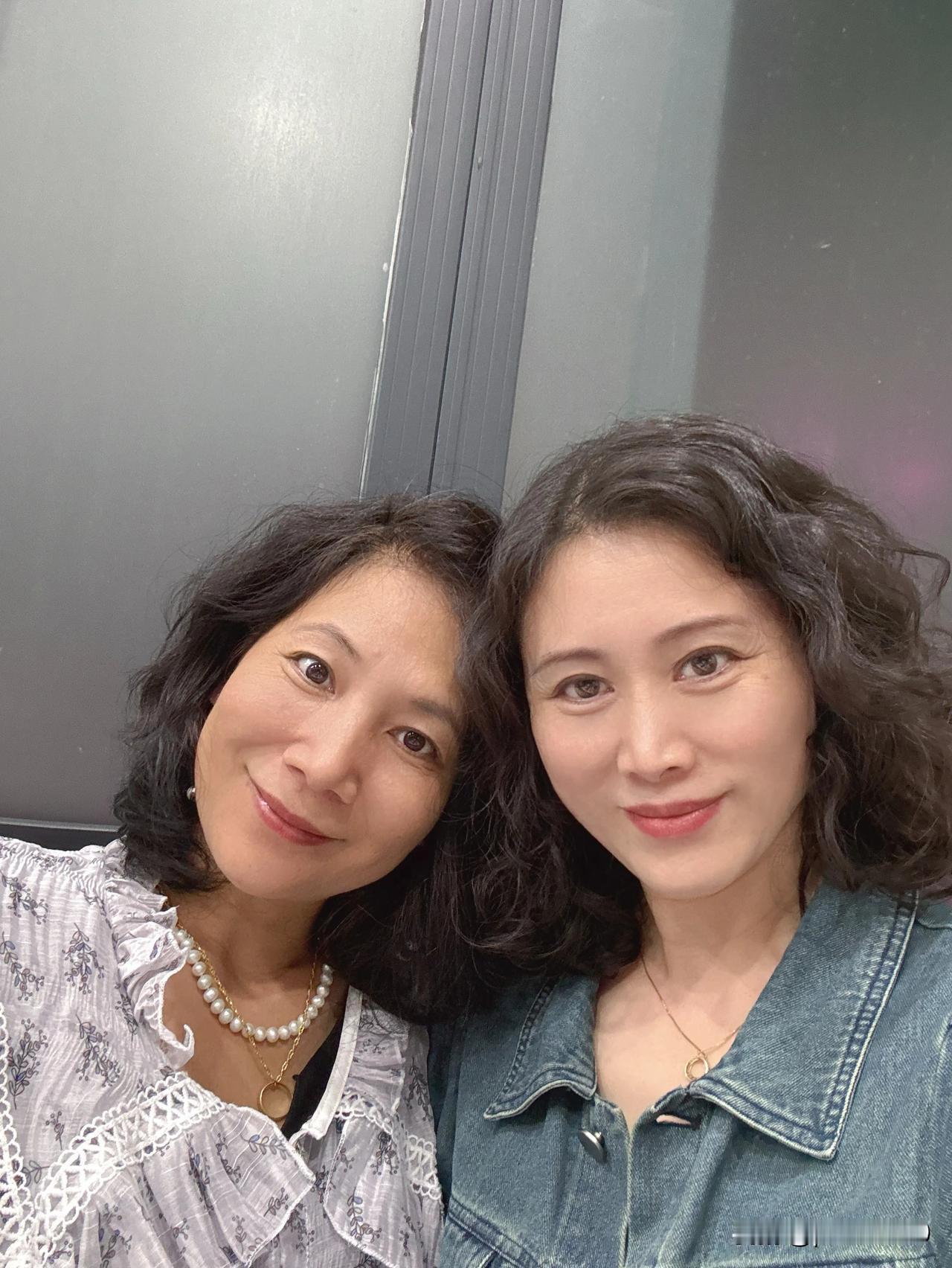 每周适当的与朋友，
聚聚餐，聊聊天，
让自己的生活微微沸腾，
此刻，喜悦，幸福。