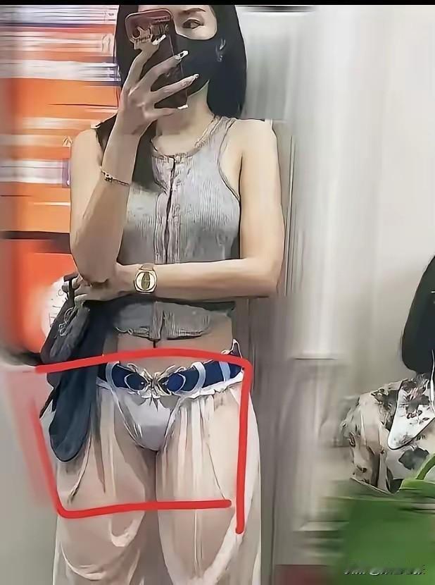 地铁上的尴尬瞬间
棠邑老张看到一个女孩身着一条十分惹眼的裤子，引得周围人纷纷投来