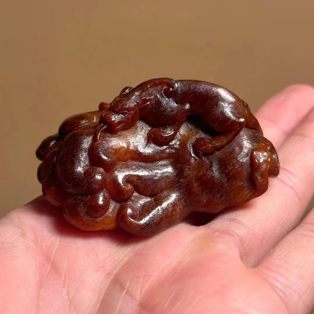本人收藏的一款正宗老亚洲犀角雕螭龙佛手小把件。雕工精美绝伦，古匠人在方寸之间雕刻