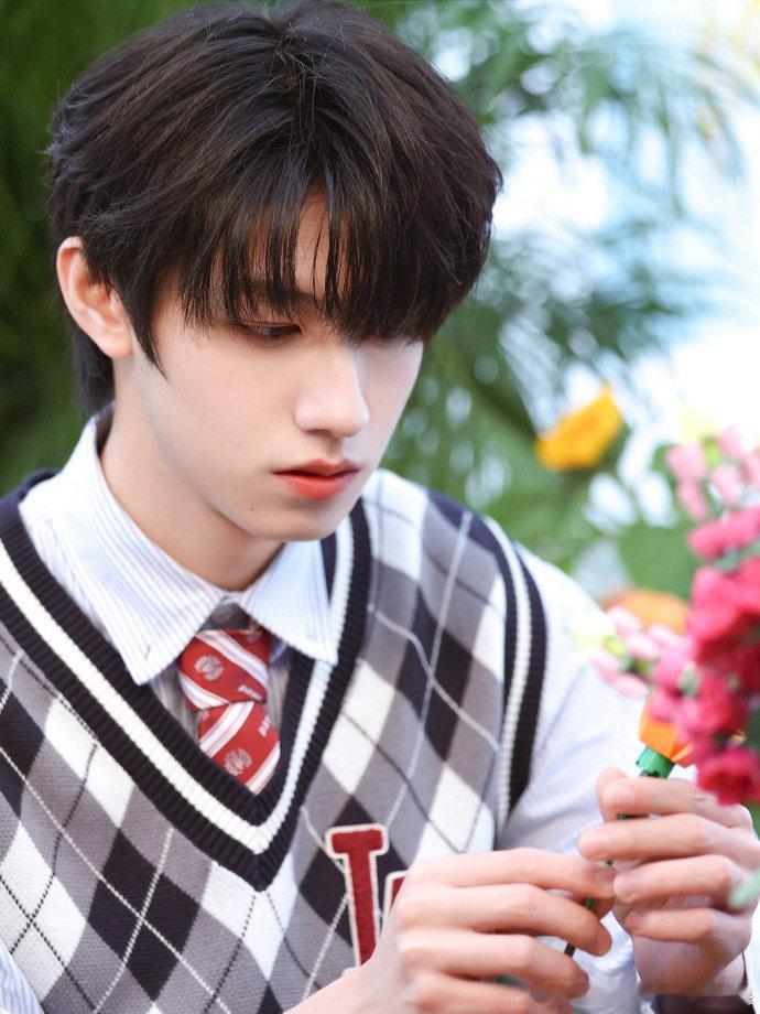 #朱志鑫祝大家国庆继续快乐#朱志鑫静静地坐在桌前，面前摆放着一盒五彩斑斓的积木。