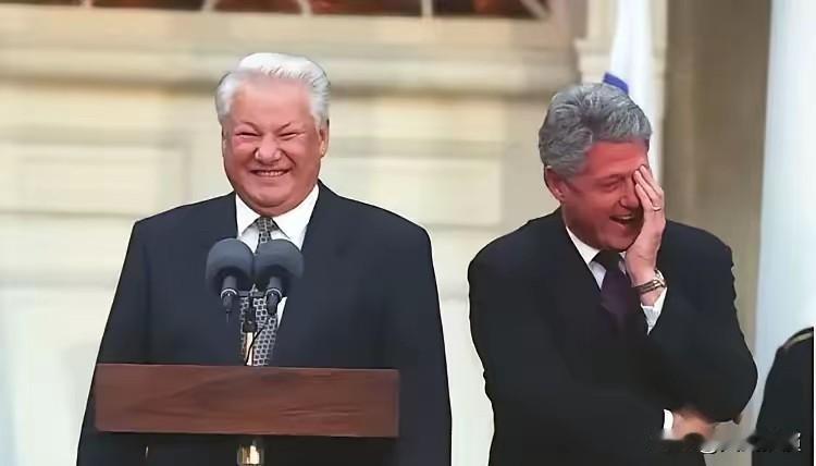 克林顿虽然玩的花男女通杀，但是在大问题上不糊涂，当年叶利钦说想加入北约，克林顿忍