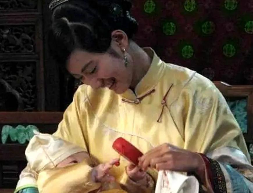 在古代皇宫里，嫔妃生下孩子的那一刻，不是母子相依的开始，而是母子分离的起点。孩子