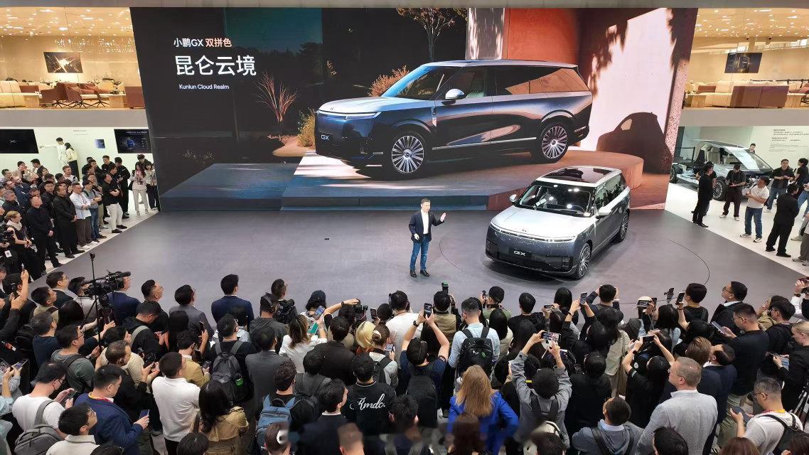 北京车展 小鹏GX首发「昆仑云境」双拼车色，选装价1万元。15层漆面、230µm