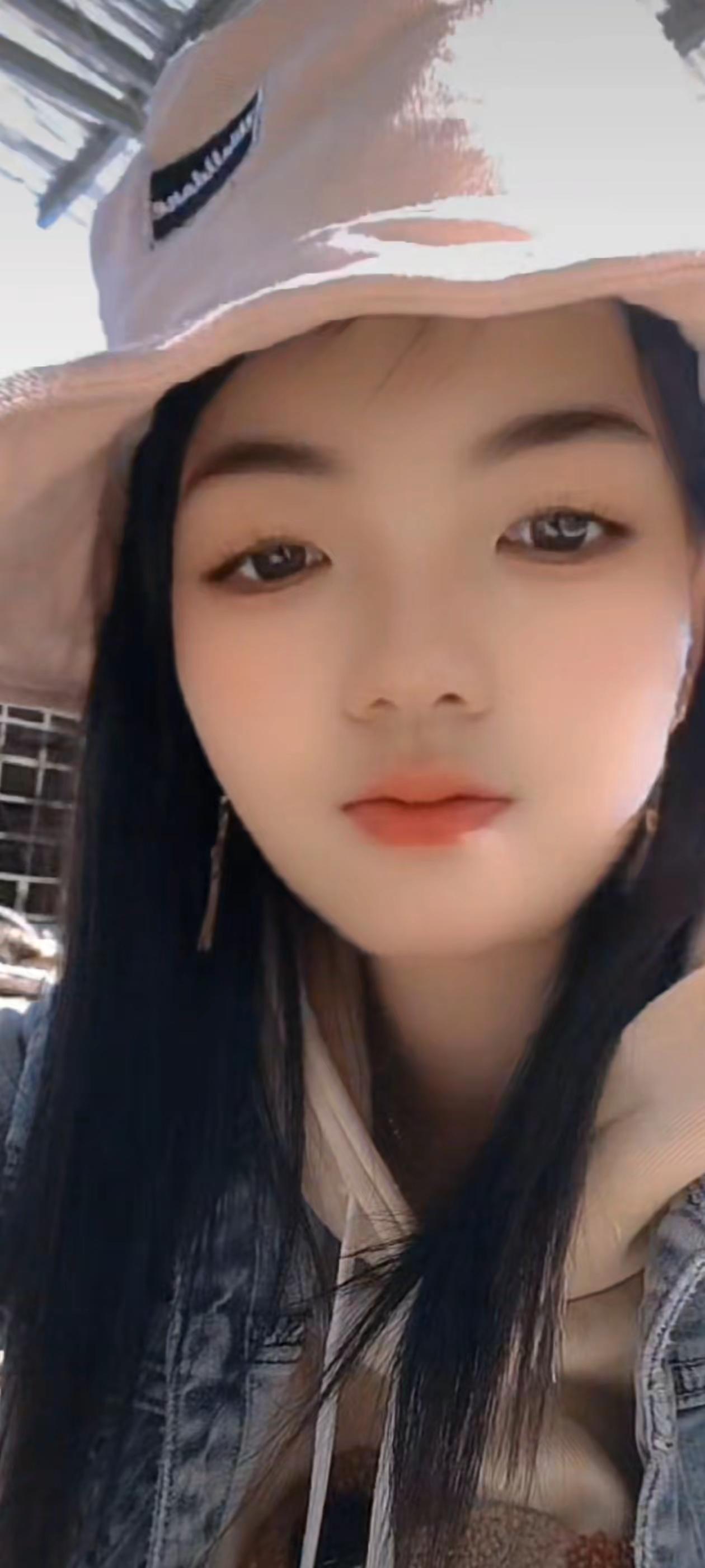 上天赐予了我爱笑的的性格却给了我很多难过