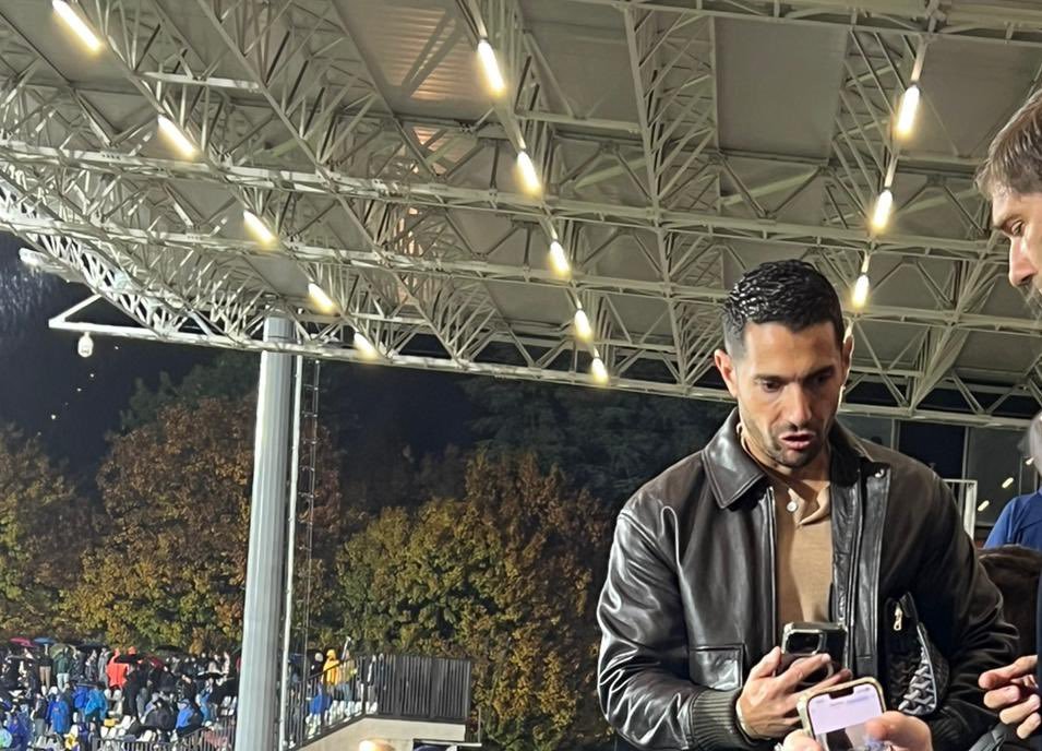 【👉】 🔴⚫️ 蒙卡达现场观看了本轮意甲联赛 科莫对阵维罗纳队的比赛。sem