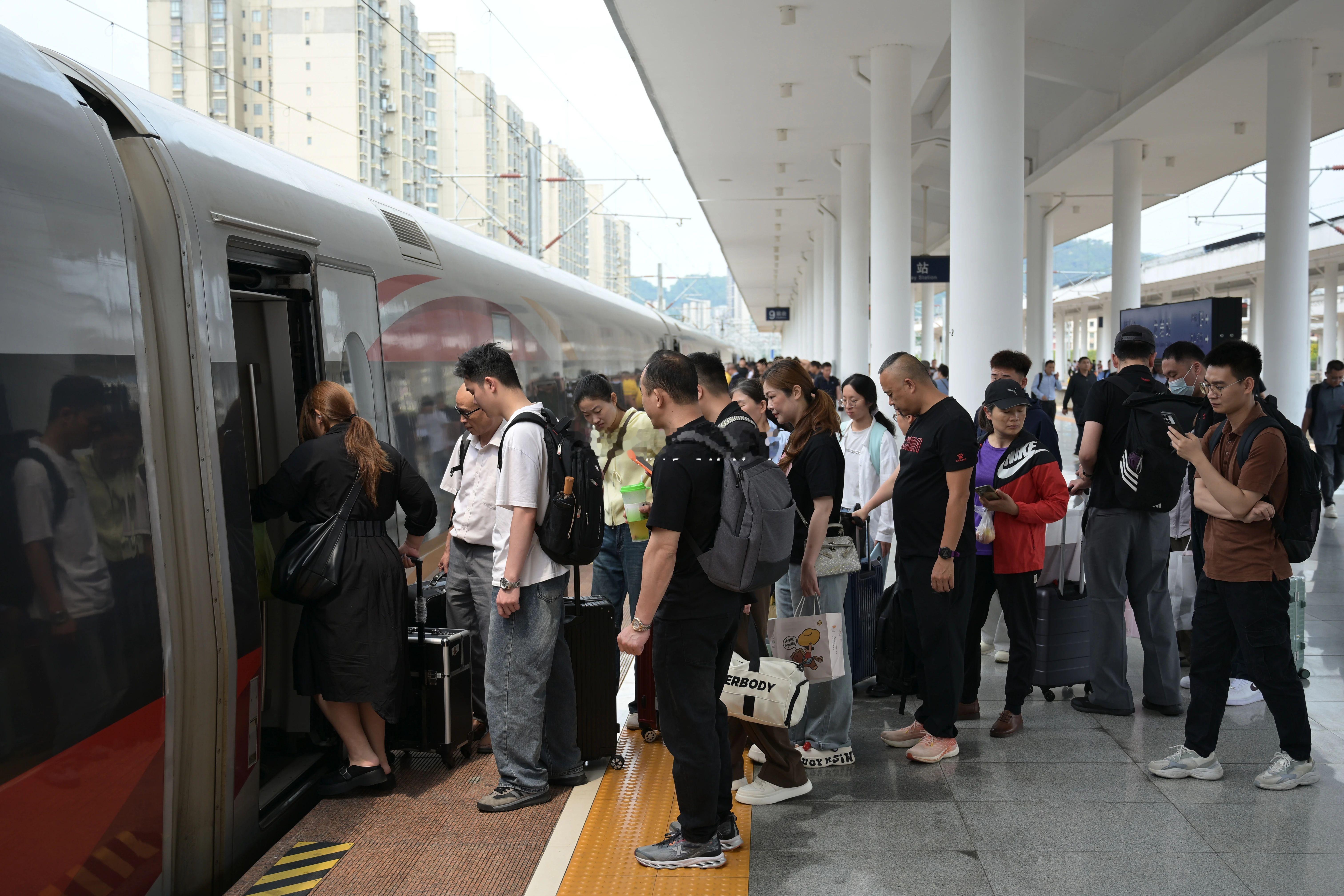 “五一”假期福建预计发送旅客554万人次4月29日，“五一”假期首轮出行高峰将提