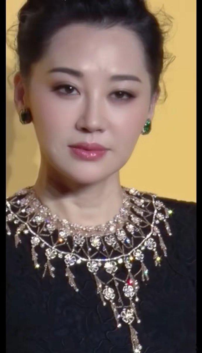 哎呦喂～真不敢相信这是55岁的许晴，她的眼周，苹果肌和口角囊袋都保持的好好啊！五