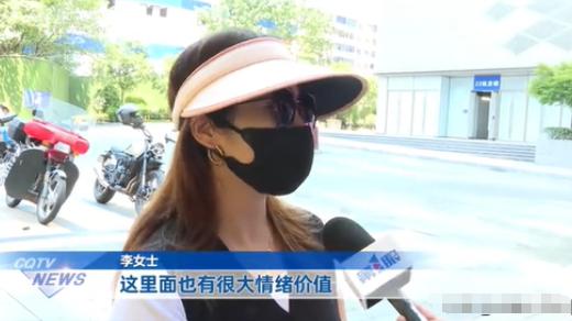 重庆，一女子到某理发店做头发，结果发现理发师有腹肌，就忍不住用手指戳了一下。之后