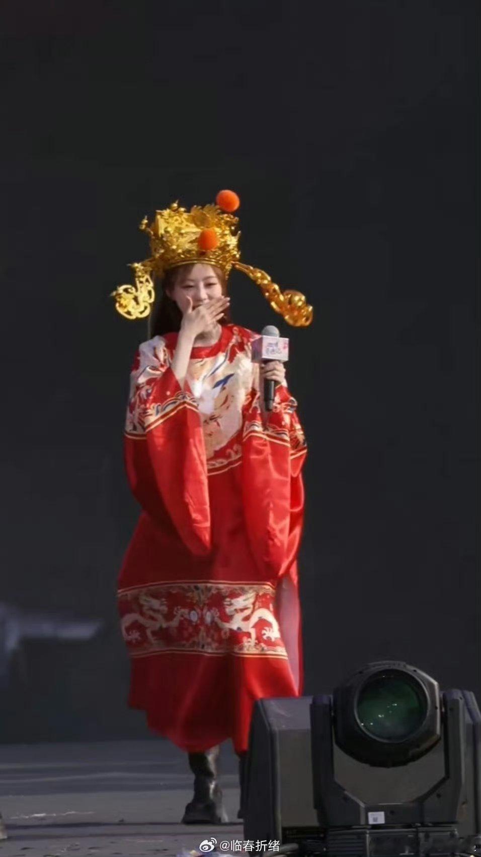 祝绪丹cos了小财神 今天的祝绪丹直接变身小财神，红金配色喜庆又亮眼，抱着金元宝
