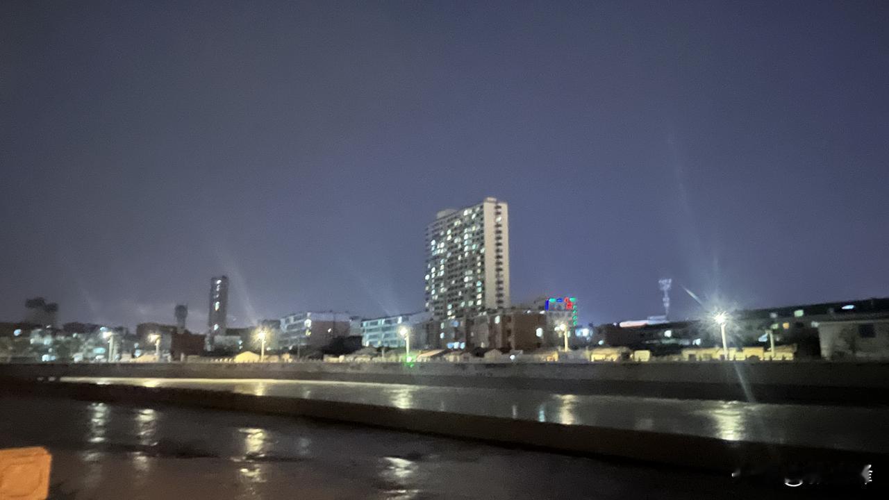 夜间出来溜达拍了两张夜景照片，再过多少年也成为了老照片。