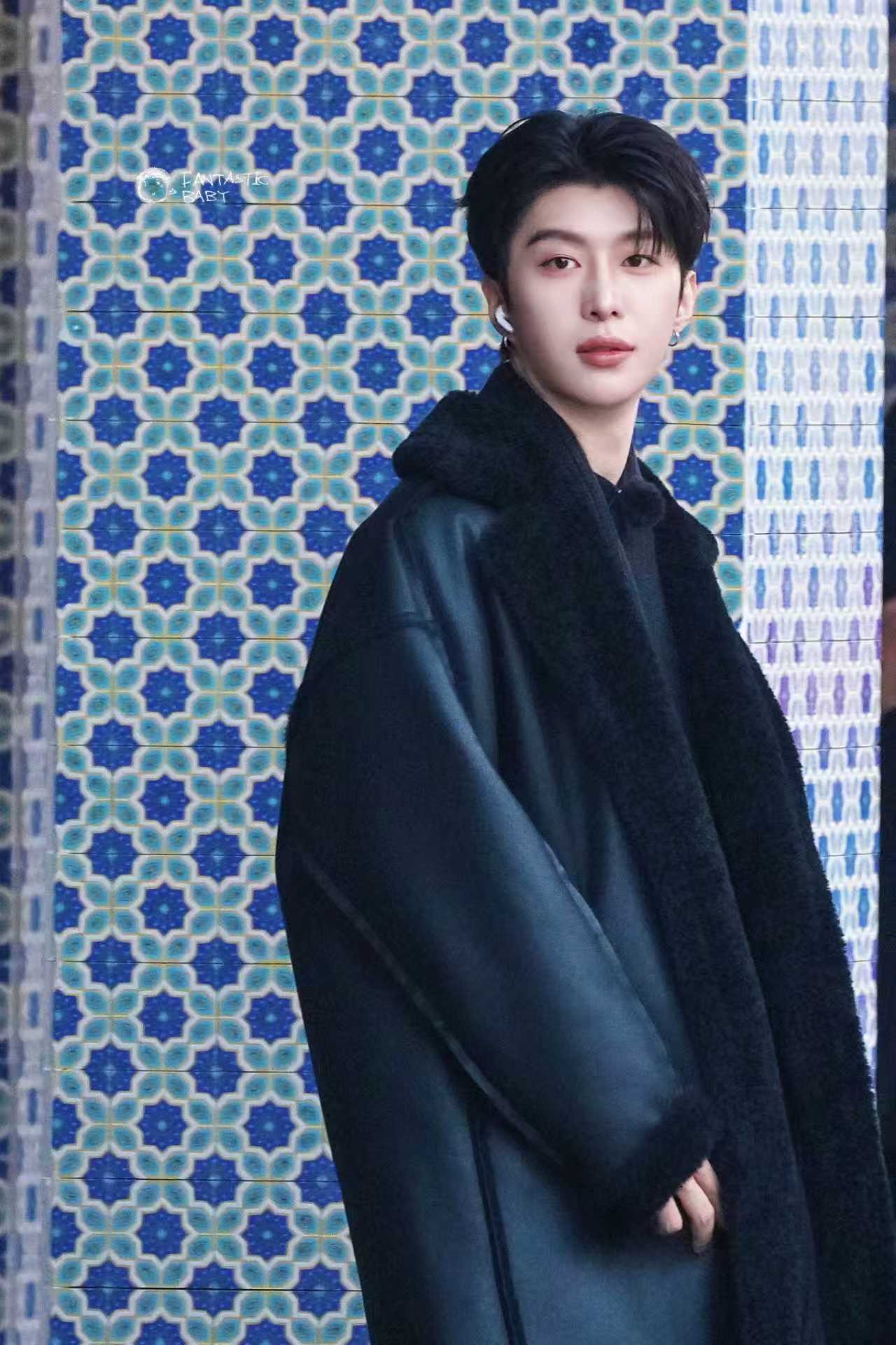 范丞丞冬日男友 范丞丞《奔跑吧》今日上班路透来啦！黑色大衣露额头造型氛围感拉满，