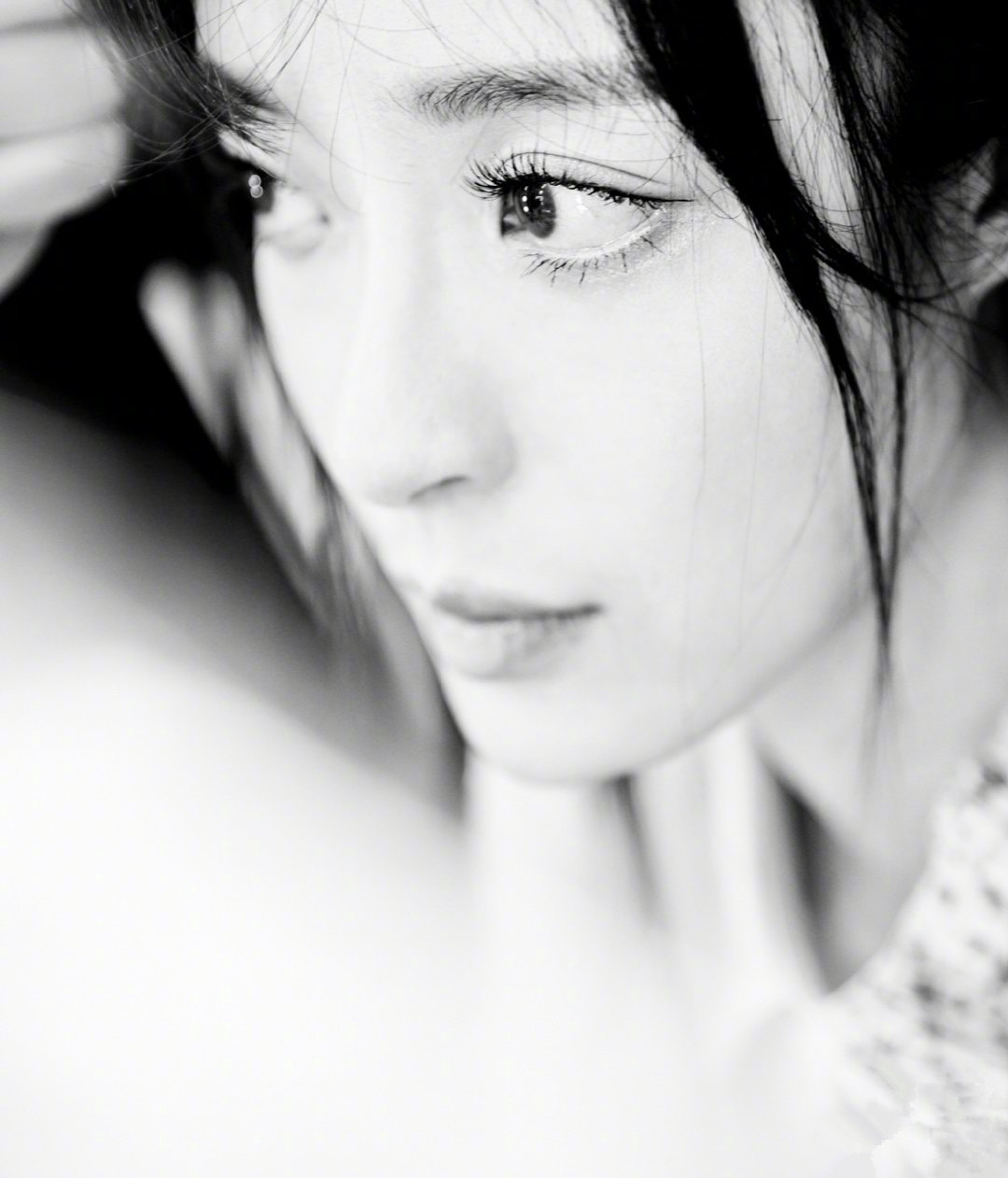李莎旻子温柔头像大片，黑白质感，明亮眼眸。李莎旻子