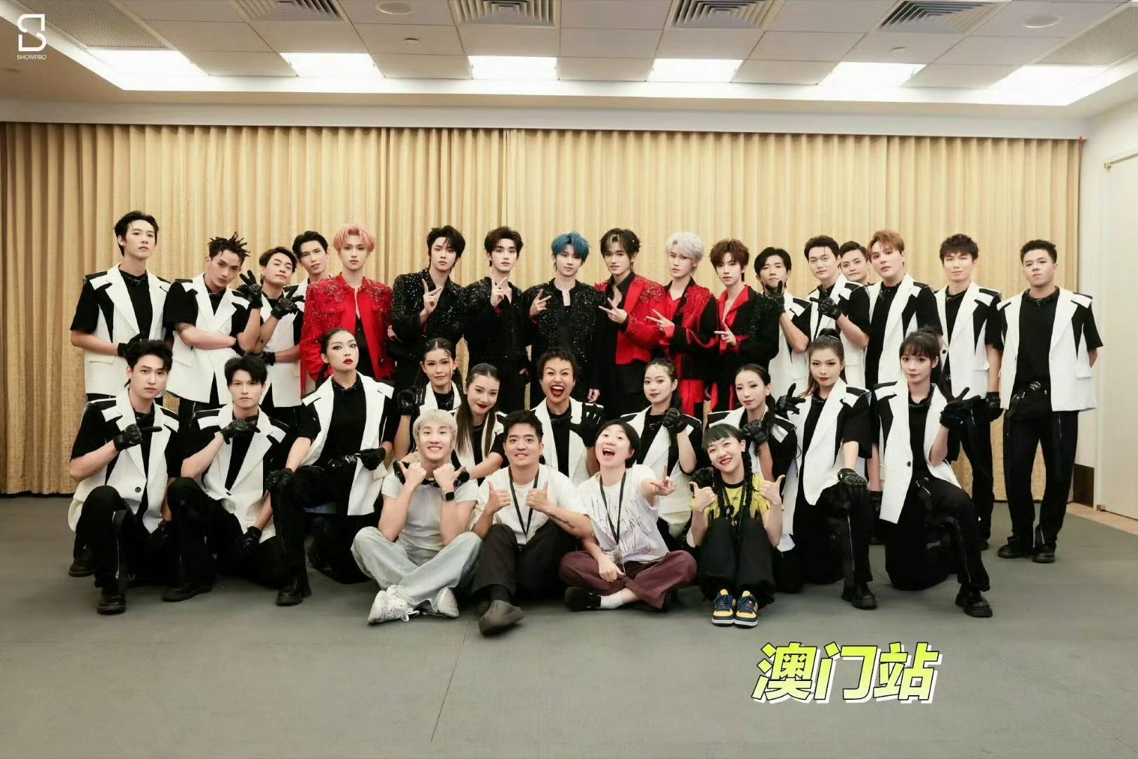 时团广州演唱会后台合照时代少年团演唱会后台合照又+111📸马嘉祺 丁程鑫 宋亚