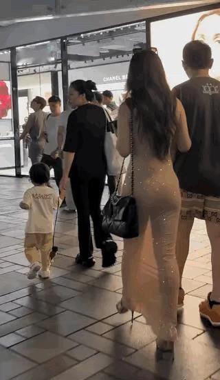 光看女生这一身的穿搭就知道同行的男生不一般了，这男生应该是个很有能力的人。