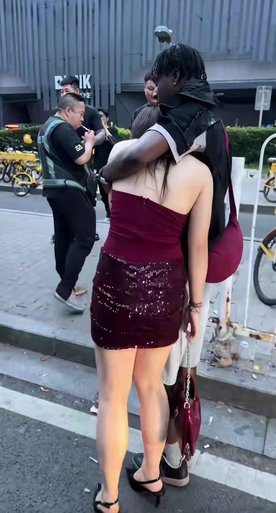刚刷到一视频，在街头，一名外籍人士搀扶着一名酩酊大醉、神志不清的女子，试图上车离