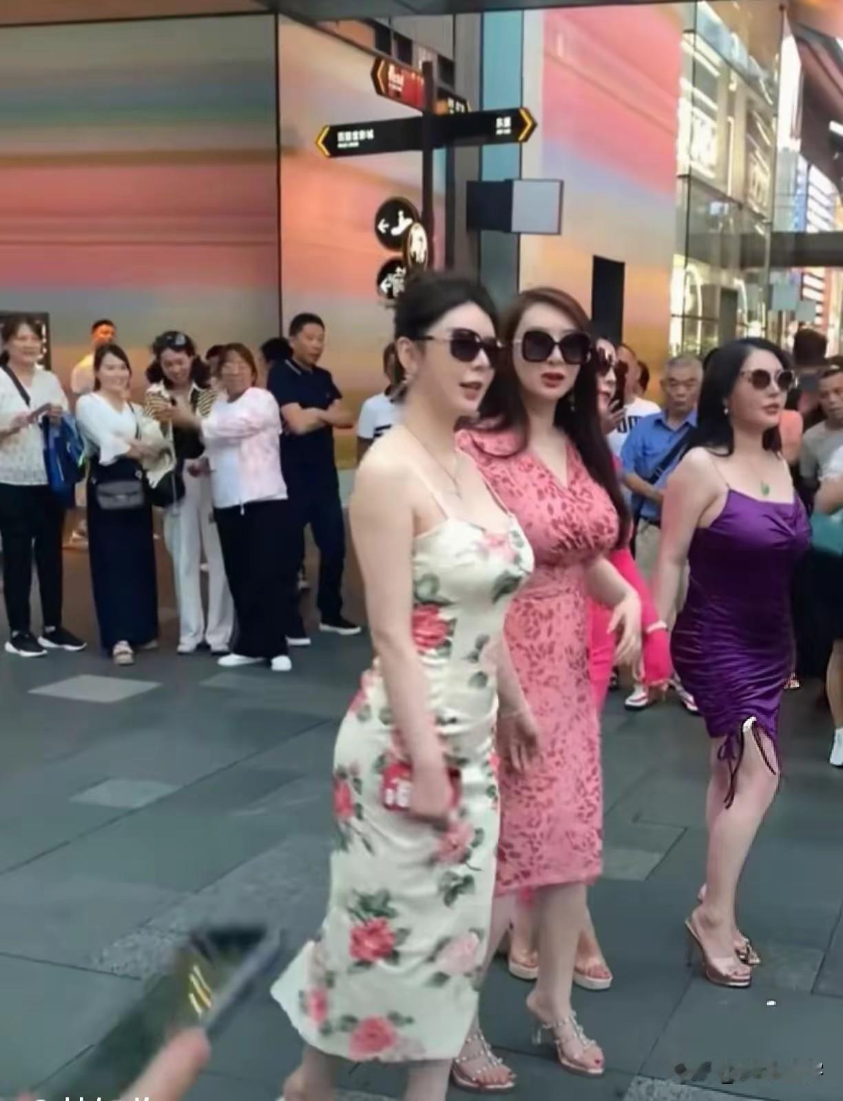 大姐姐的气质，很真实也很与众不同。也不知道，这都是谁家的媳妇。