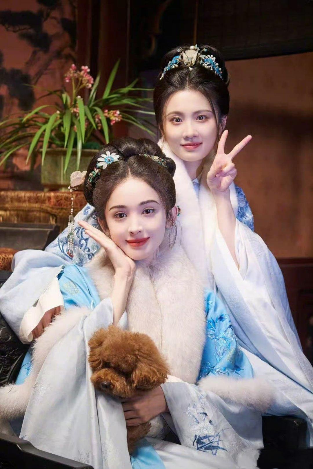 美女贴贴超甜！《玉茗茶骨》等你来看

2026年1月16日，张慧雯在微博晒出与古