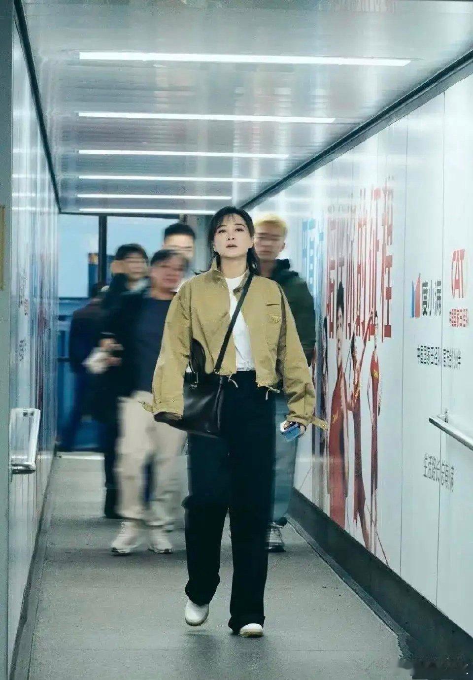 贾玲机场照超有范，衣服随便穿都好看，大家都开始羡慕了 ​​​