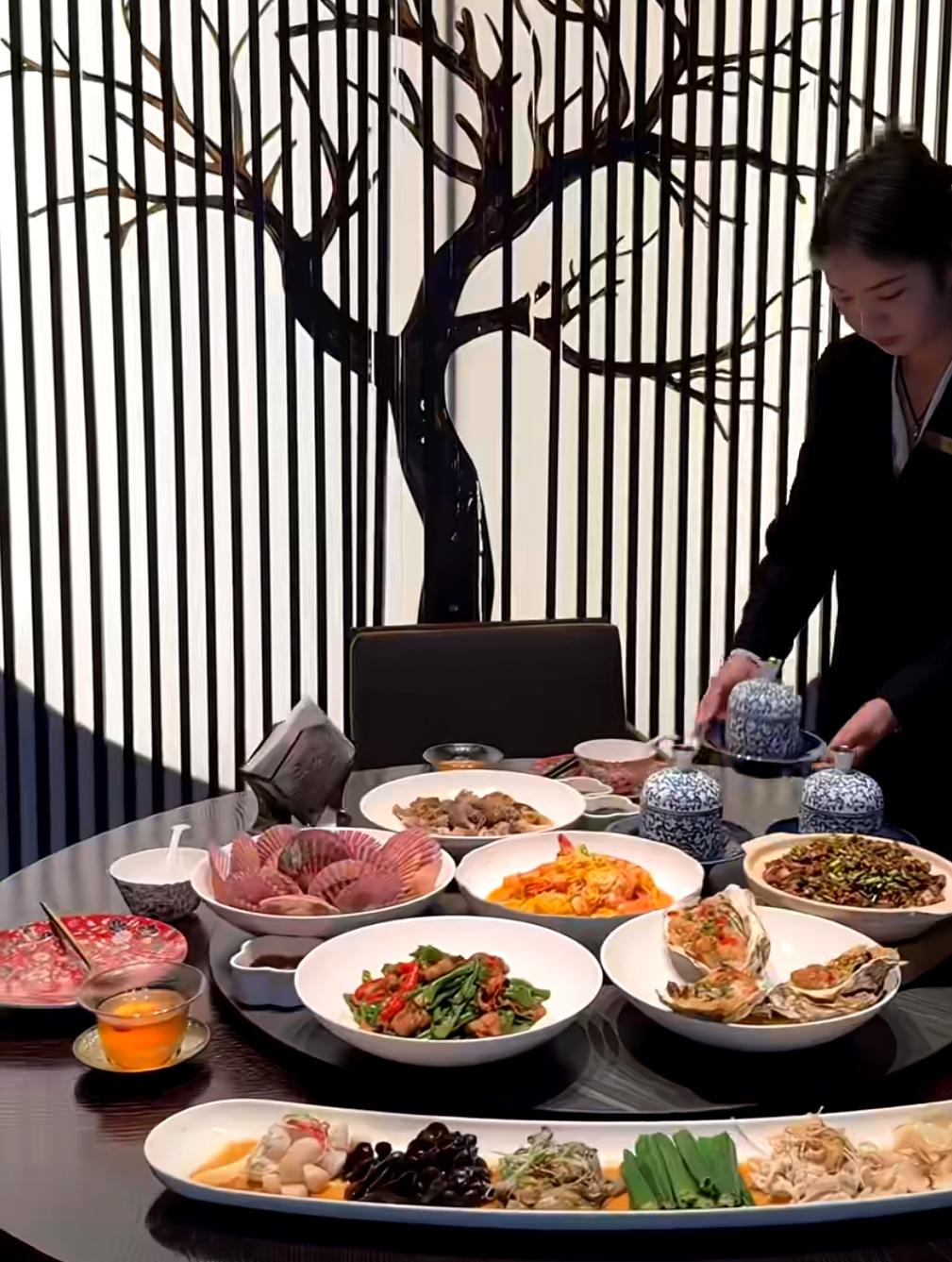 西部某省会城市的一家高端餐厅，统计数据显示：2024年客户用酒，茅台占比55 ％