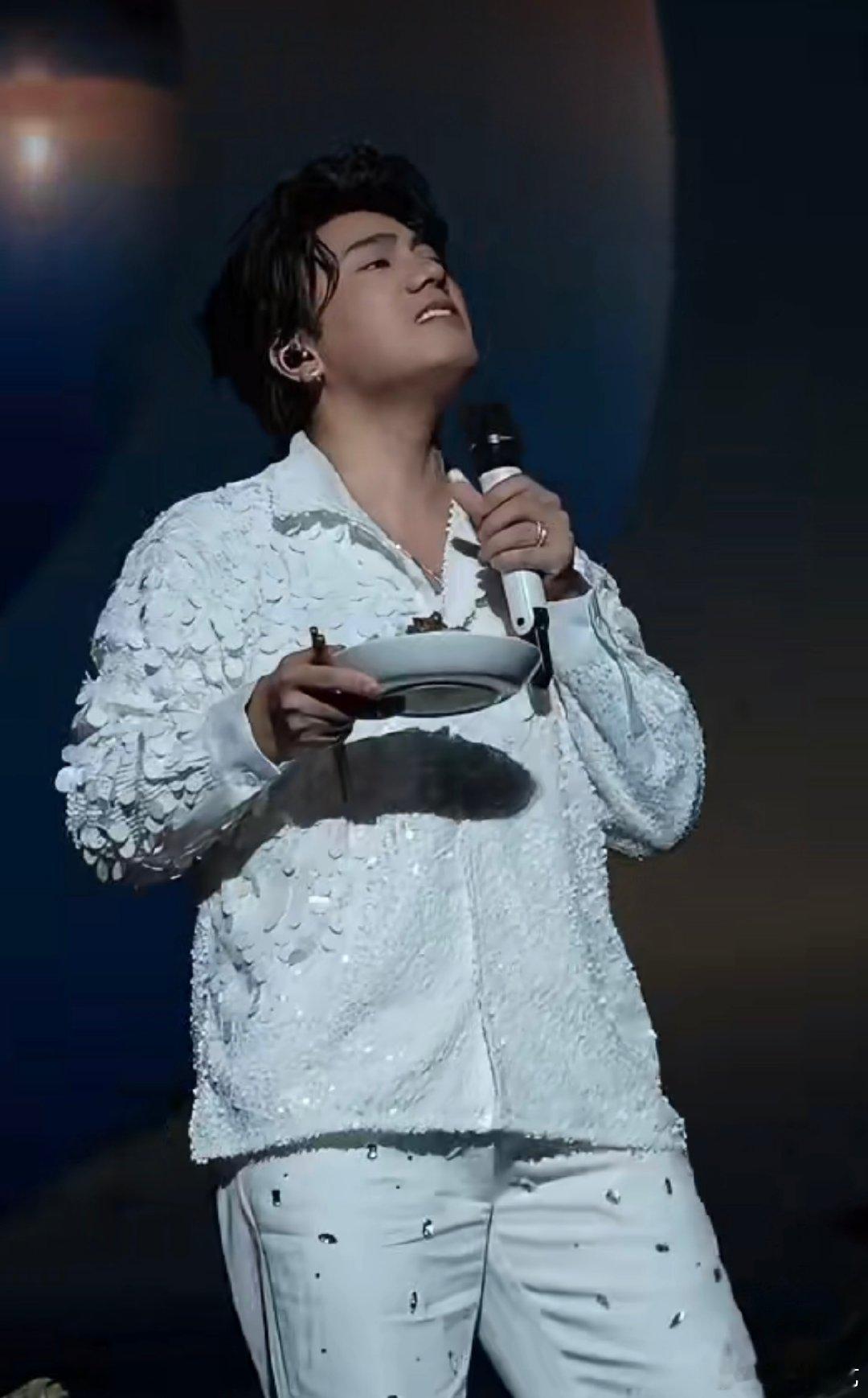 海来阿木是懂观众想看什么的！临沂站巡演唱《别知己》，居然带着炒鸡上台边吃边唱，最