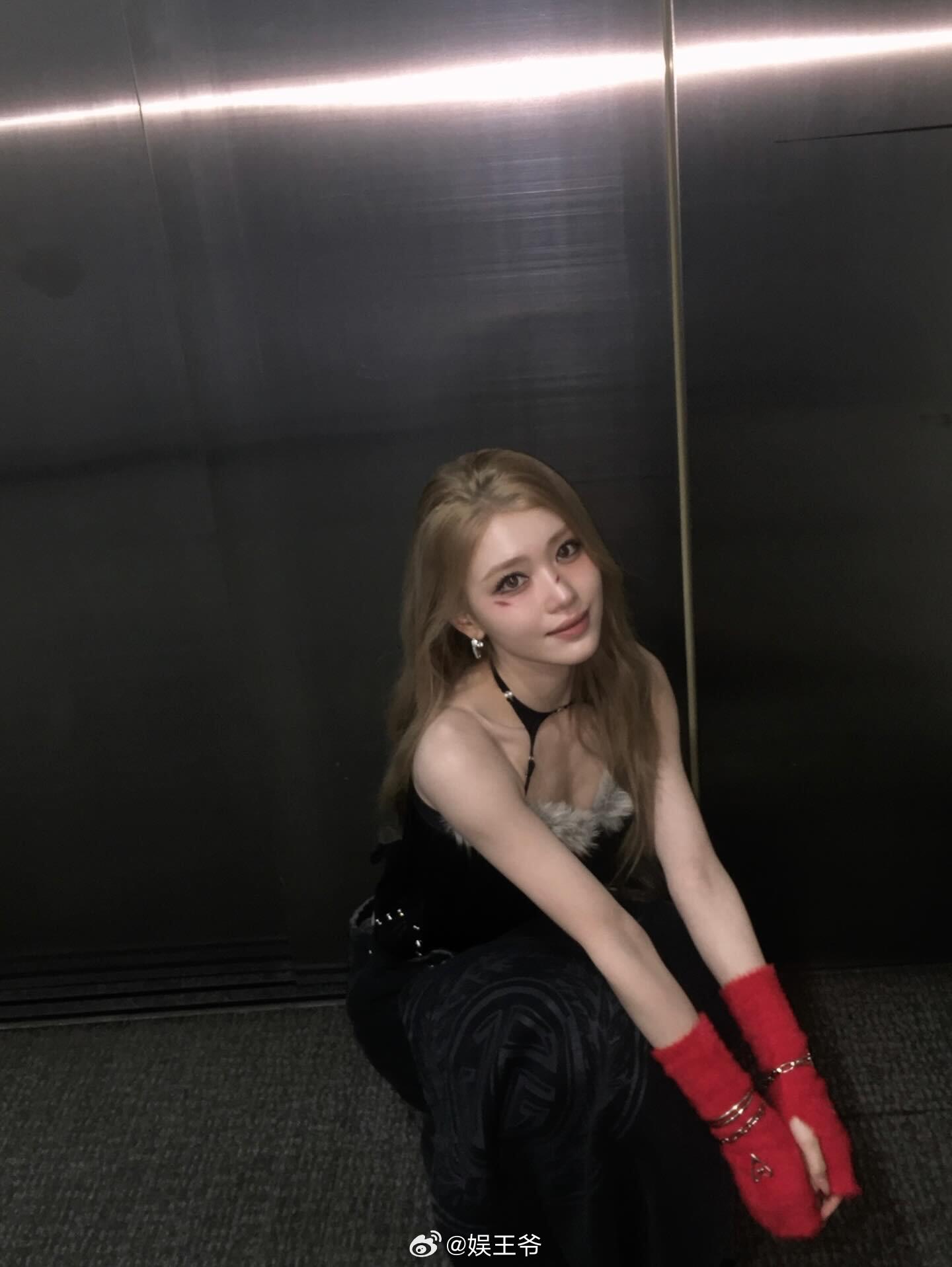 从C位到拿着手卡控场，身份不一样了，但对专业度的要求更高了。希望小婷能带来惊喜。