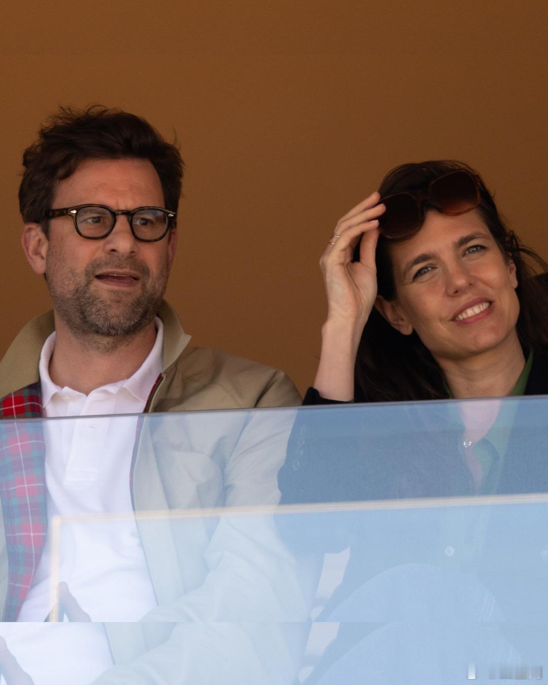 摩纳哥王室 4月9日，夏洛特·卡西拉吉和尼古拉·马蒂厄观看劳力士蒙特卡洛大师赛。